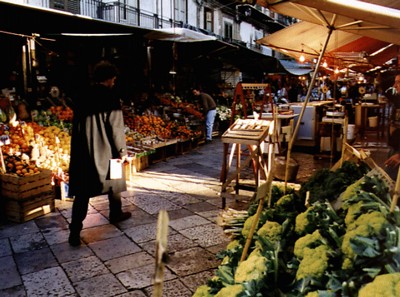 Risparmiare facendo la spesa nei mercati rionali, ma occhio alle truffe